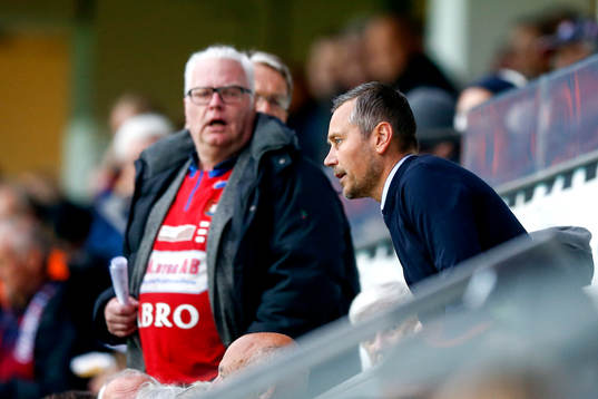 Örgrytes tränare Marcus Lantz blir uppvisad på läktaren