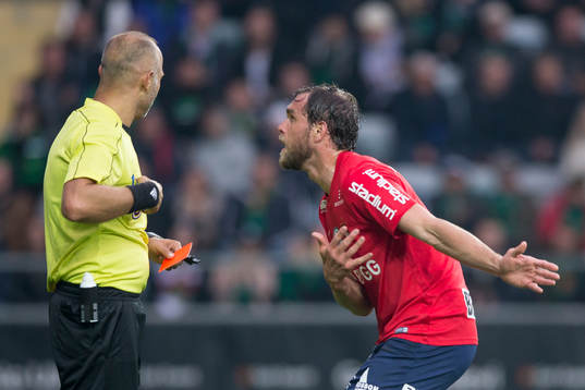 Örgrytes Johan Elmander protesterar mot William