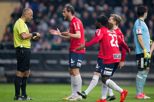 Örgrytes Johan Elmander protesterar mot William