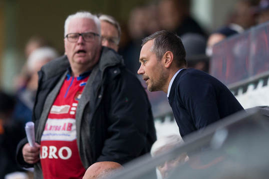 Örgrytes tränare Marcus Lantz blir uppvisad på läktaren