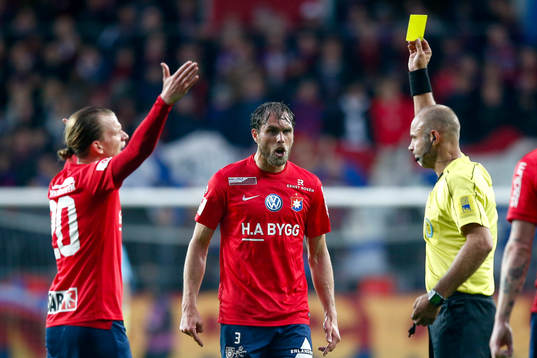 Örgrytes Johan Elmander får gult kort av