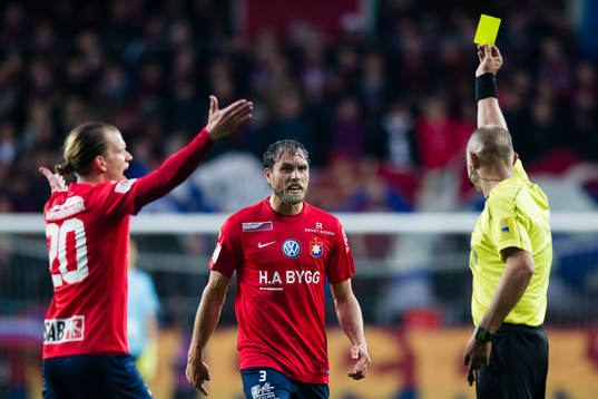 Örgrytes Johan Elmander får ett gult kort av domare