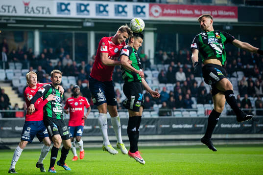 Örgrytes Johan Hammar i nickduell med GAIS Luka Mijaljevic