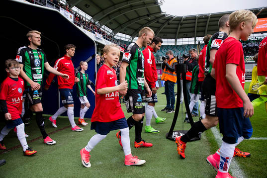 Lagen på väg ut till fotbollsmatchen i Superettan mellan
