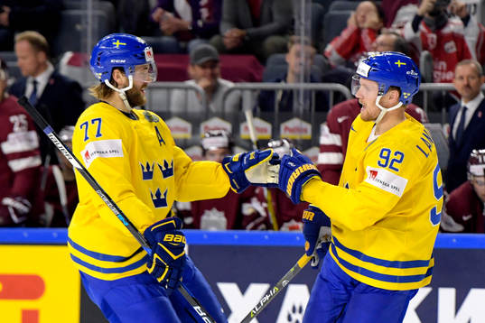 Sveriges Victor Hedman och Gabriel Landeskog jublar