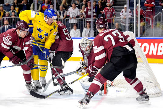 Sveriges Gabriel Landeskog gör 1-0 bakom Lettlands