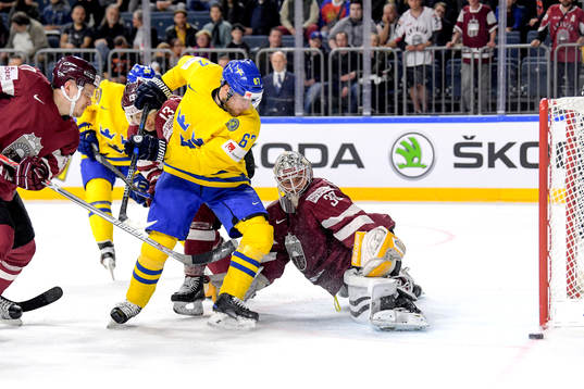 Sveriges Linus Omark utmanar Lettlands målvakt Elvis