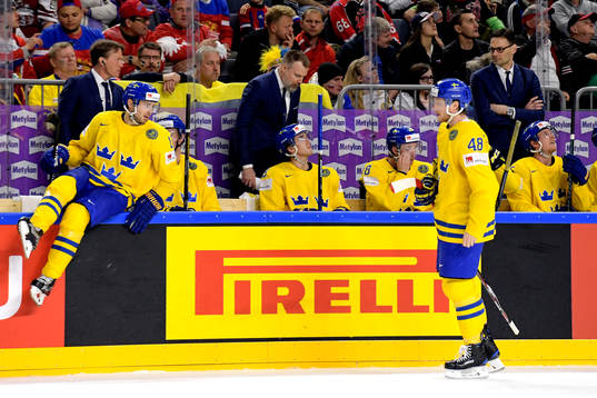 Sveriges bänk med assisterande tränare Johan Garpenlöv,