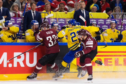Lettlands Arturs Kulda och Rihards Bukarts tacklar Sveriges