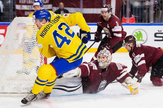 Sveriges Joakim Nordström oroar framför Lettlands