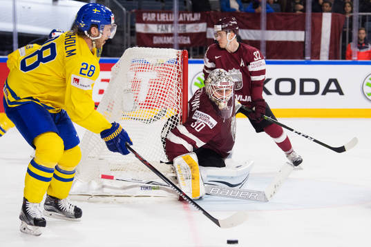 Sveriges Elias Lindholm oroar framför Lettlands målvakt