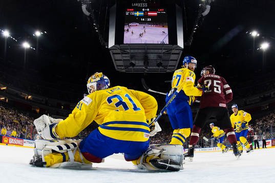 Sveriges målvakt Eddie Läck och Victor Hedman