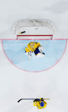 Sveriges målvakt Eddie Läck och William Karlsson jublar