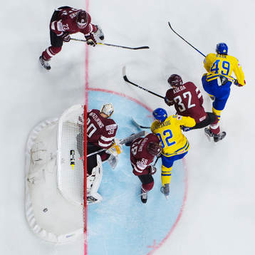 Sveriges Gabriel Landeskog gör 1-0 bakom Lettlands