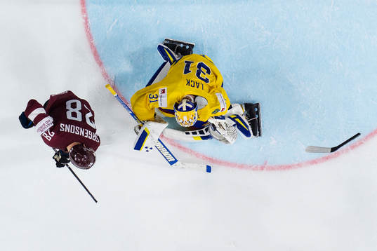 Klubban för Lettlands Zemgus Girgensons går av när han