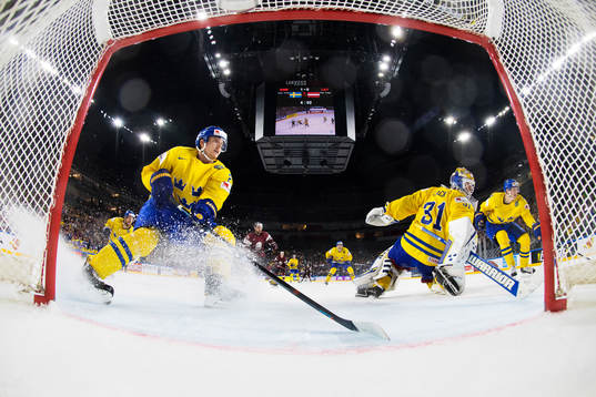 Sveriges Jonas Brodin och målvakt Eddie Läck
