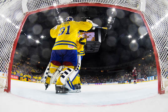 Sveriges målvakt Eddie Läck kramar om William Karlsson