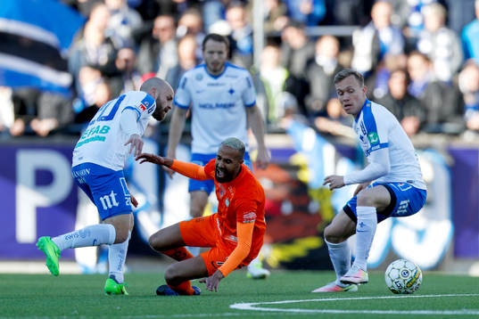 AFC Eskilstunas Ferid Ali går omkull i en duell med