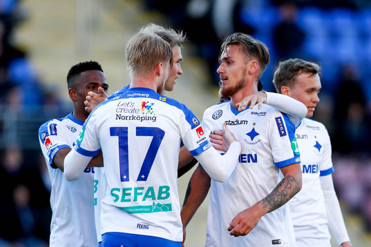 Norrköpings Kalle Holmberg jublar med lagkamrater