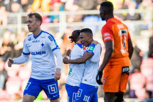 a höger) gör 0-1 och omfamnas av Christopher Telo