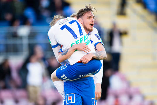 Norrköpings målskytt Karl Holmberg hoppar upp i famnen