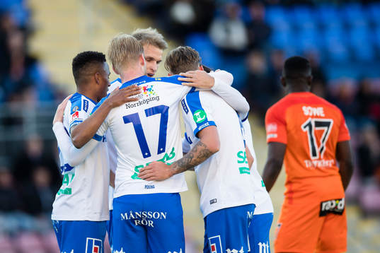 Norrköpings Karl Holmberg gör 0-2 och gratuleras av