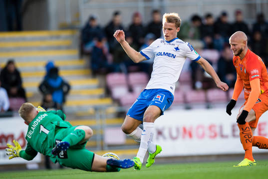 Norrköpings Sebastian Andersson i en duell med AFC