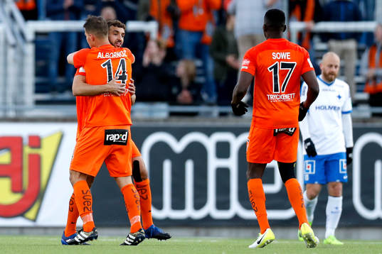 AFC Eskilstunas Omar Eddahri jublar med lagkamrater