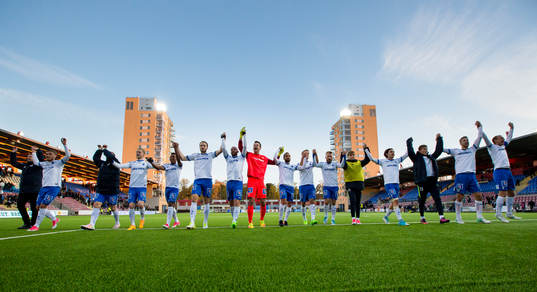 Norrköpings spelare jublar och tackar supportrarna