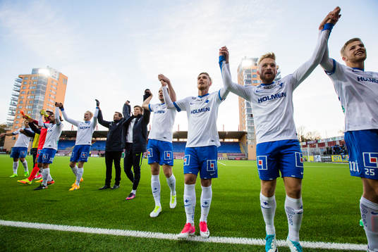 Norrköpings spelare jublar och tackar supportrarna