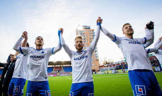 Norrköpings spelare med Nicklas Bärkroth i mitten, jublar