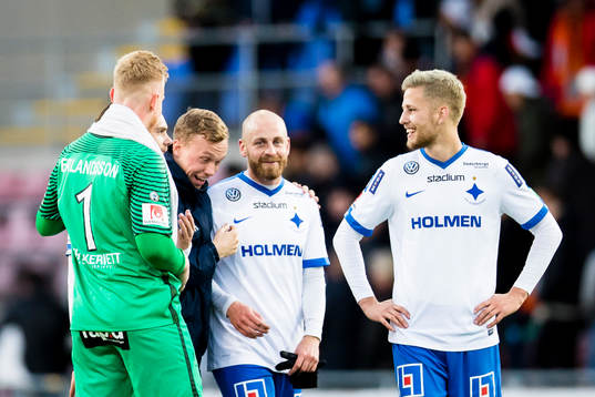 Norrköpings spelare ser glada ut