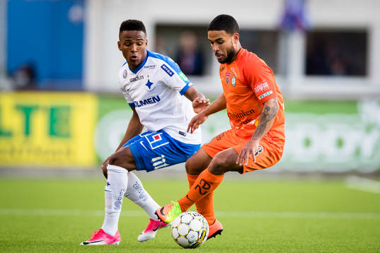 AFC Eskilstunas Jernade Meade i kamp om bollen med