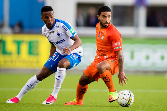AFC Eskilstunas Jernade Meade i kamp om bollen med