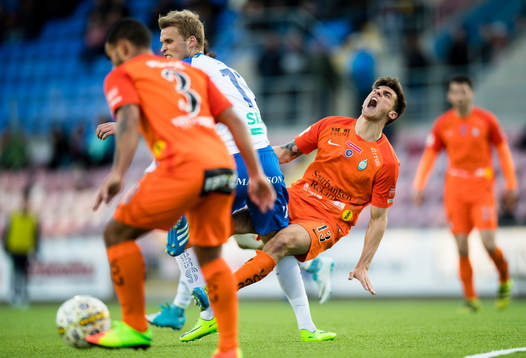 AFC Eskilstunas Thomas Piermayr åker på en smäll