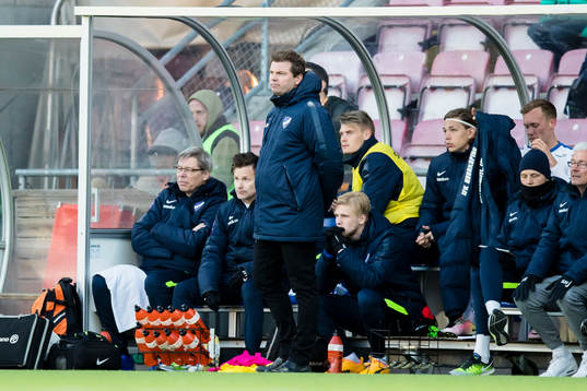 Norrköpings tränare Jens Gustafsson  följer spelet
