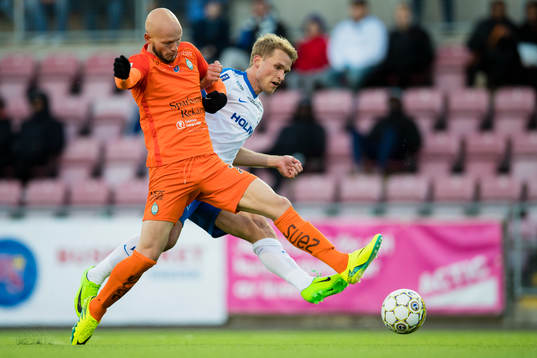 Norrköpings Sebastian Andersson får på ett skott
