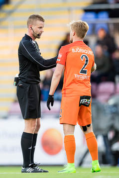 Domare Glenn Nyberg samtalar med AFC Eskilstunas Daniel