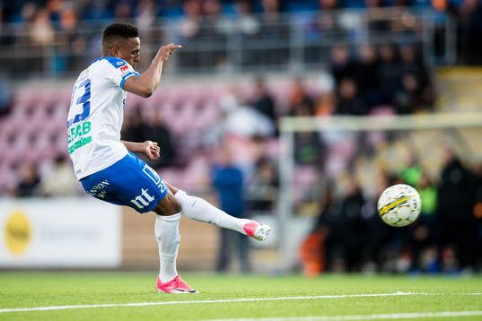 Norrköpings Niclas Eliasson med en frispark