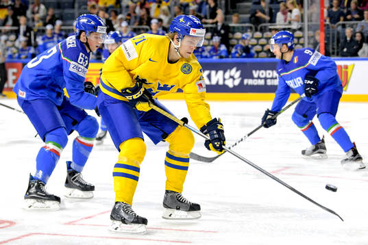 Italiens Alex Lambacher Sveriges William Karlsson