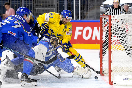 Sveriges Joel Lundqvist missar en målchans framför