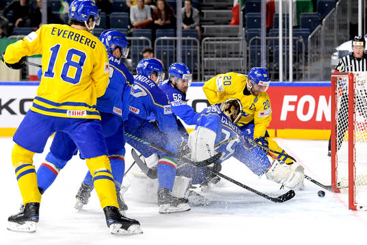 Sveriges Joel Lundqvist missar en målchans framför