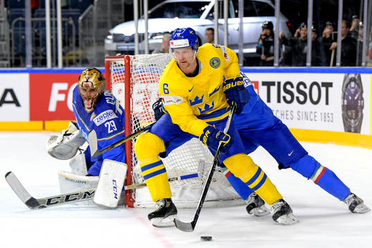 Sveriges Anton Strålman framför Italiens målvakt