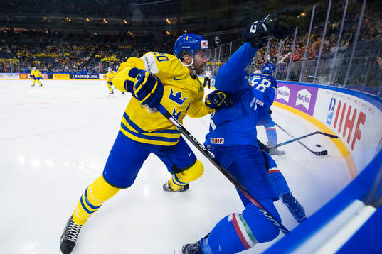 Sveriges Joel Lundqvist i en duell med Italiens Marco Insam