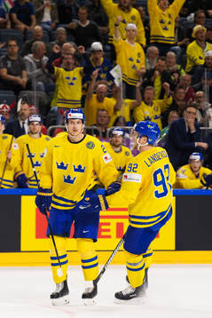 Sveriges Jonas Brodin och Gabriel Landeskog jublar