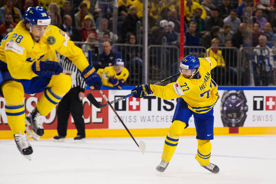 Sveriges Elias Lindholm hoppar undan när Victor Hedman