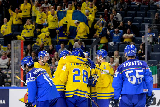 Sveriges Elias Lindholm kramas om av lagkamrater