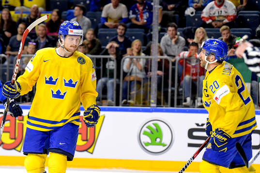 Sveriges Carl Klingberg och Joel Lundqvist jublar