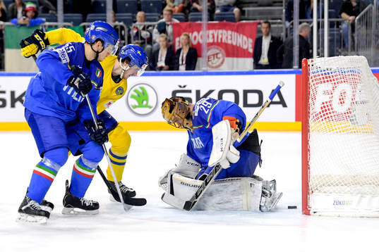 Sveriges Dennis Everberg gör 8-1 bakom Italiens målvakt