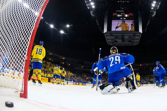 Sveriges spelare jublar med Jonas Brodin